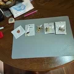 Collection of brooches new 10e each