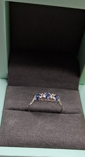 18ct white gold blue sapphire and diamond ring size R