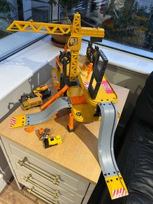 Volvo construction playset and 5 vehicles