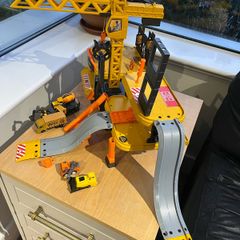 Volvo construction playset and 5 vehicles
