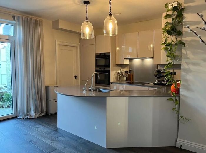 KUBE Modern High-Gloss Kitchen & AEG Appliances