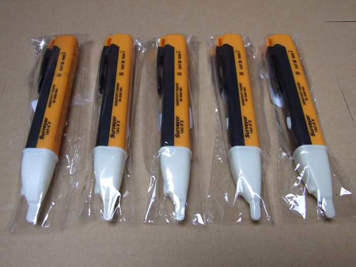 Non contact voltage detector