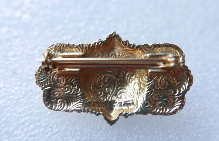 Vintage gold tone brooch with Green Faceted Stone