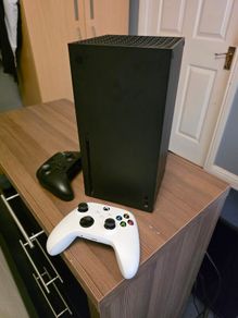 Xbox Series X 1tb with box and 2 contollers
