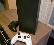 Xbox Series X 1tb with box and 2 contollers