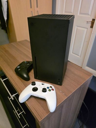 Xbox Series X 1tb with box and 2 contollers