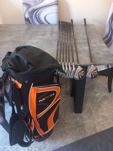Dunlop golf clubs and bag with stand. Right handed clubs.