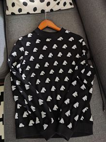sweatshirt size M