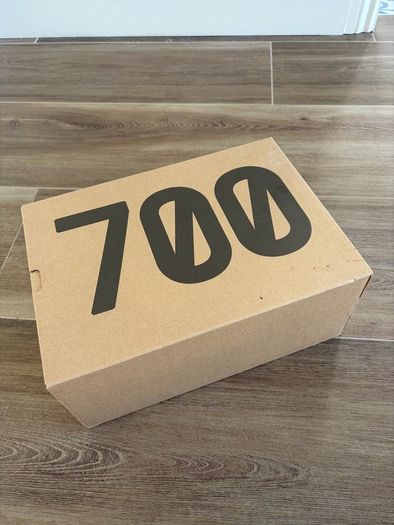 Adidas Yeezy 700