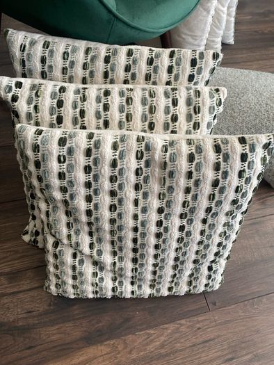 Accent chair / cushions & throws