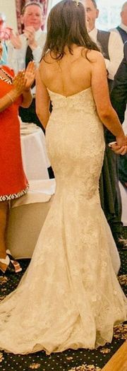 Monique Lhuillier Designer Lace Wedding Dress