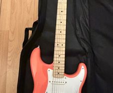 Squier Sonic Strat HSS (Coral) + bag + tuner + guitar strap + cable