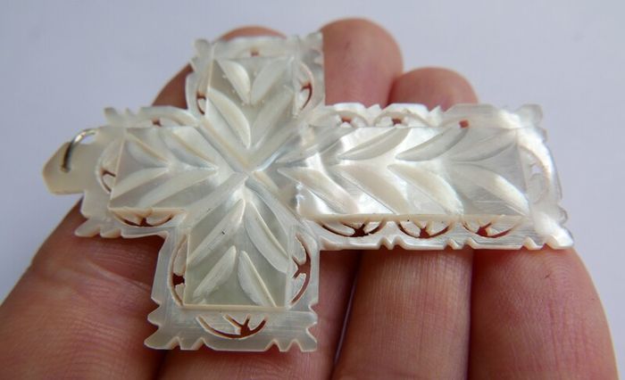 Vintage Dainty Round Star Carved White Mother of Pearl MOP Shell Pendant
