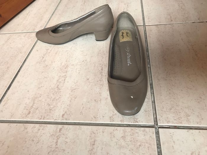 (Lot of 25) Ladies' Shoes Size 3/36