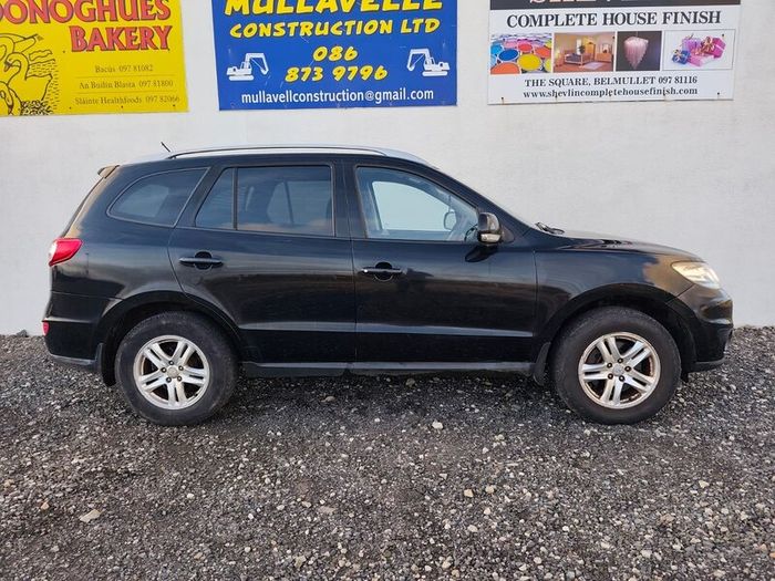 Black Santa Fe Jeep