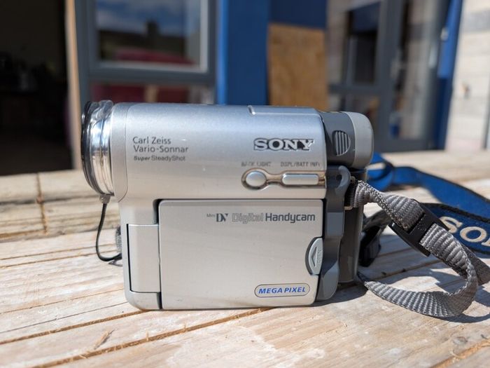 Sony DCR-TRV33 MiniDV digital camcorder with Carl Zeiss Vario-Sonnar lens