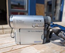 Sony DCR-TRV33 MiniDV digital camcorder with Carl Zeiss Vario-Sonnar lens
