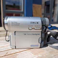 Sony DCR-TRV33 MiniDV digital camcorder with Carl Zeiss Vario-Sonnar lens