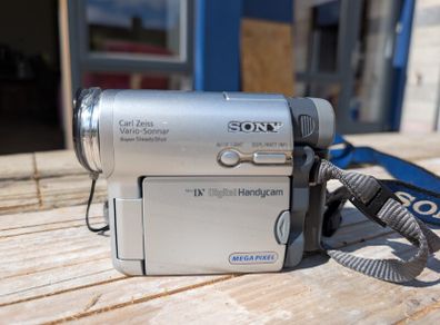 Sony DCR-TRV33 MiniDV digital camcorder with Carl Zeiss Vario-Sonnar lens