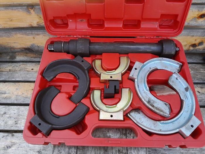 Coil spring compressor