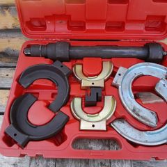 Coil spring compressor