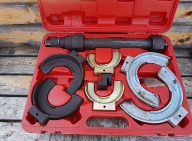 Coil spring compressor