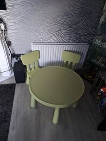 Kids table & chairs
