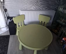 Kids table & chairs