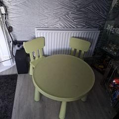 Kids table & chairs
