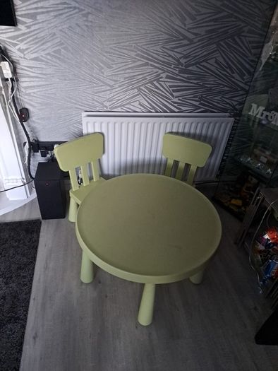 Kids table & chairs