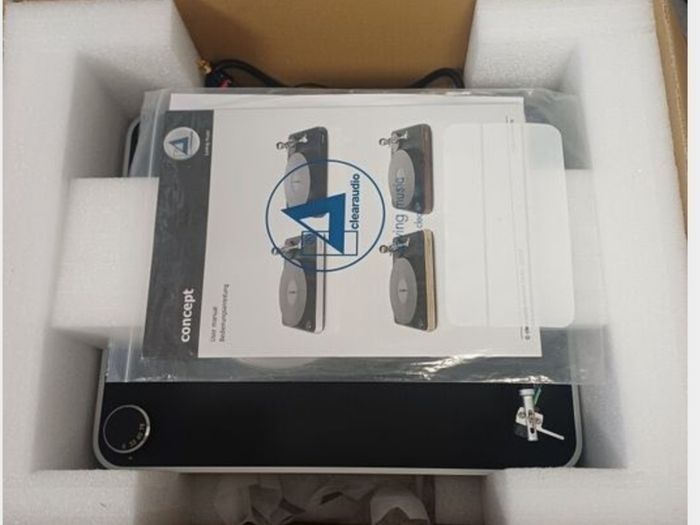 Hi End Audiophile Quality Clearaudio Concept Turntable With a top Verify tonearm upgrade, absolutely Pristine like New boxed Stunning