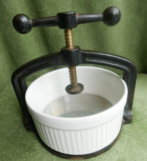 Robert Welch Victor. Vintage Meat Press And Trivet. With Original Bowl