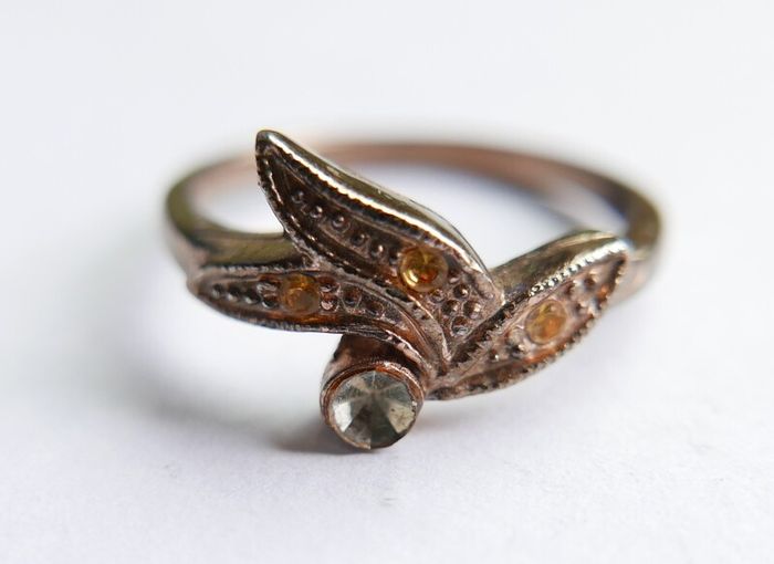 Vintage Sterling Silver Decorative leaf design ring with small stones