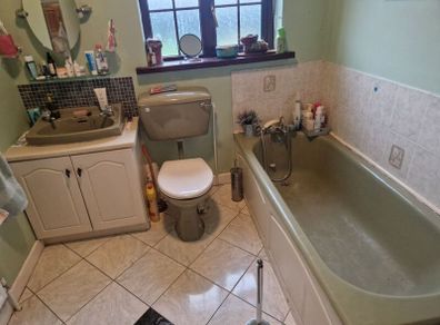 1980s Rare Avocado retro bathroom suite