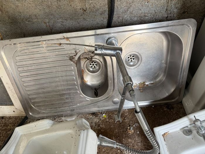 Bathroom/ Kitchen Sink