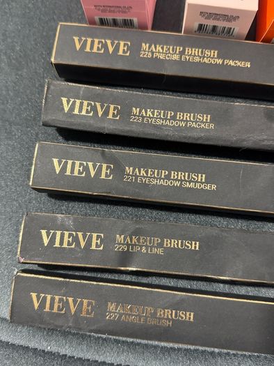 VIEVE brushes and Keyth makeup sponges new