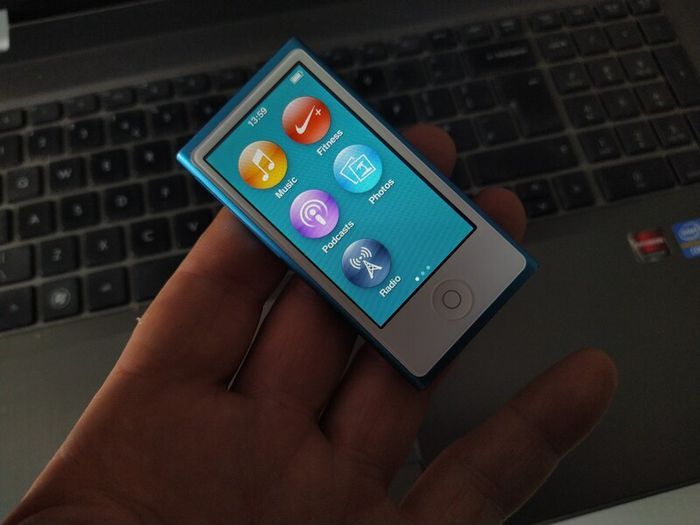 Apple iPod Nano 7th Generation Touch screen 16GB Blue with Bluetooth