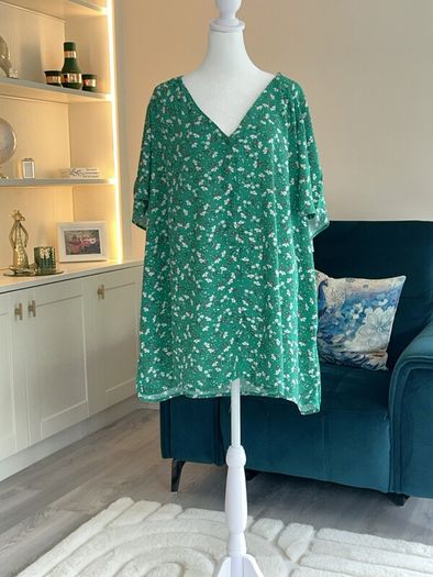 Ladies Green & White Short Sleeved Top from In extenso Size: UK 26 / EU 54