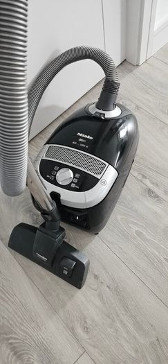 I repair a Miele vacuum cleaner.