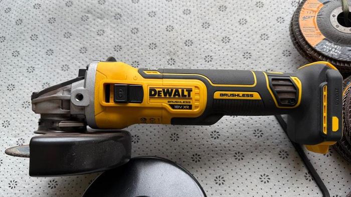 DeWalt 18v angle grinder, like new.