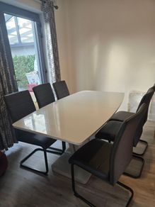 Extendable dining table with 6 chairs