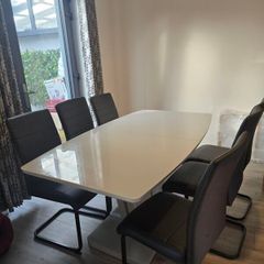 Extendable dining table with 6 chairs