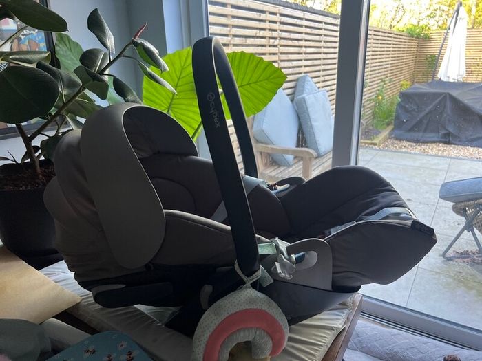 Cybex Car Seat & Isofix Base