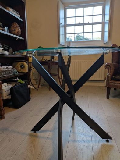 Table (80cm diameter) and 4 chairs
