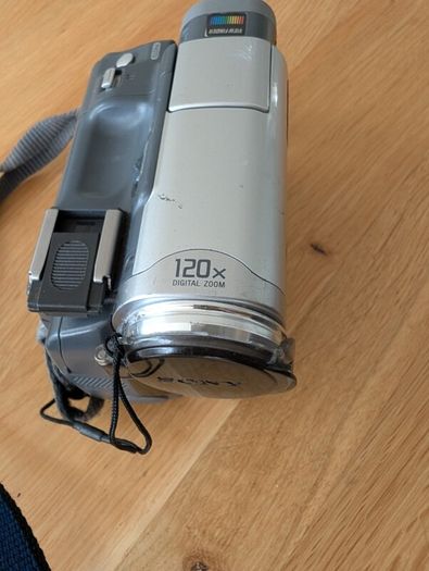 Sony DCR-TRV33 MiniDV digital camcorder with Carl Zeiss Vario-Sonnar lens