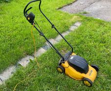 Electric lawnmower