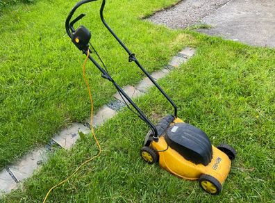 Electric lawnmower