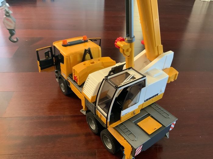 Bruder Liebherr Mobile Crane Truck