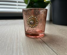 Set of 8 Pink Tealight Holders with Decorative Brooch Design