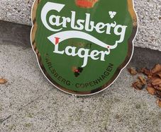 carslberg enamel sign ,very nice condition, sold as is,,lovely advertising display item for any man cave pub restaurant etc etc,,buyer collects or pays postage thank you,,